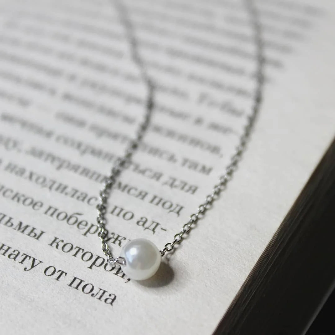Faux Pearl Pendant Choker