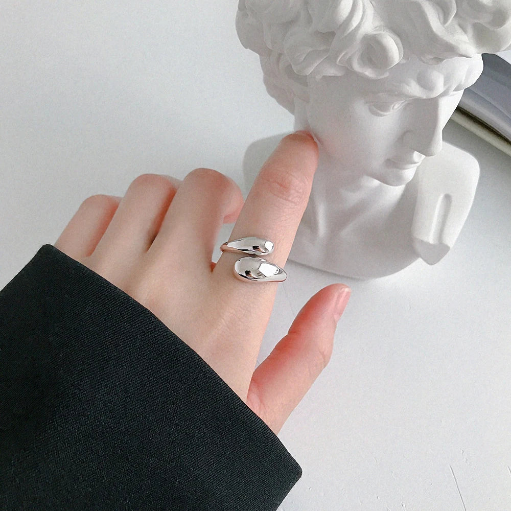 Double opening ring with shiny feather design