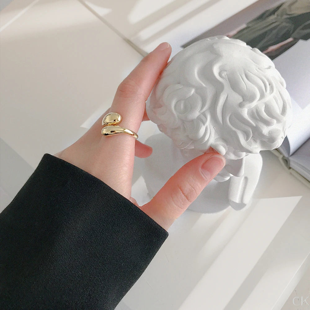Double opening ring with shiny feather design