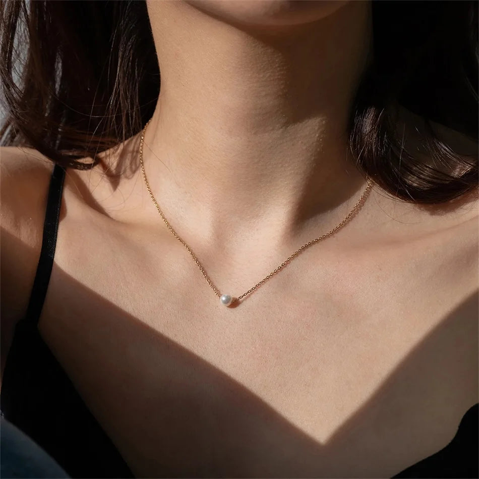 Faux Pearl Pendant Choker