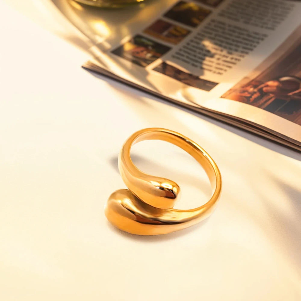 Double opening ring with shiny feather design