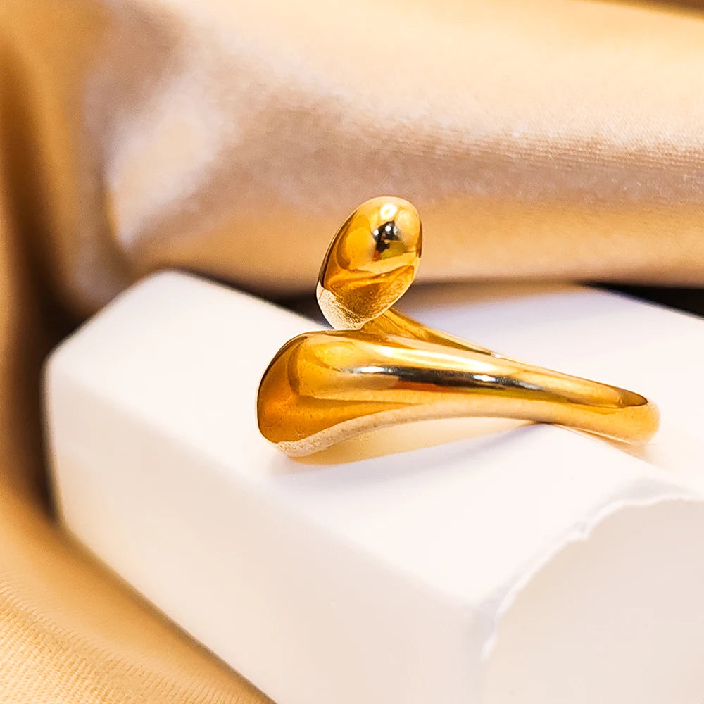 Double opening ring with shiny feather design