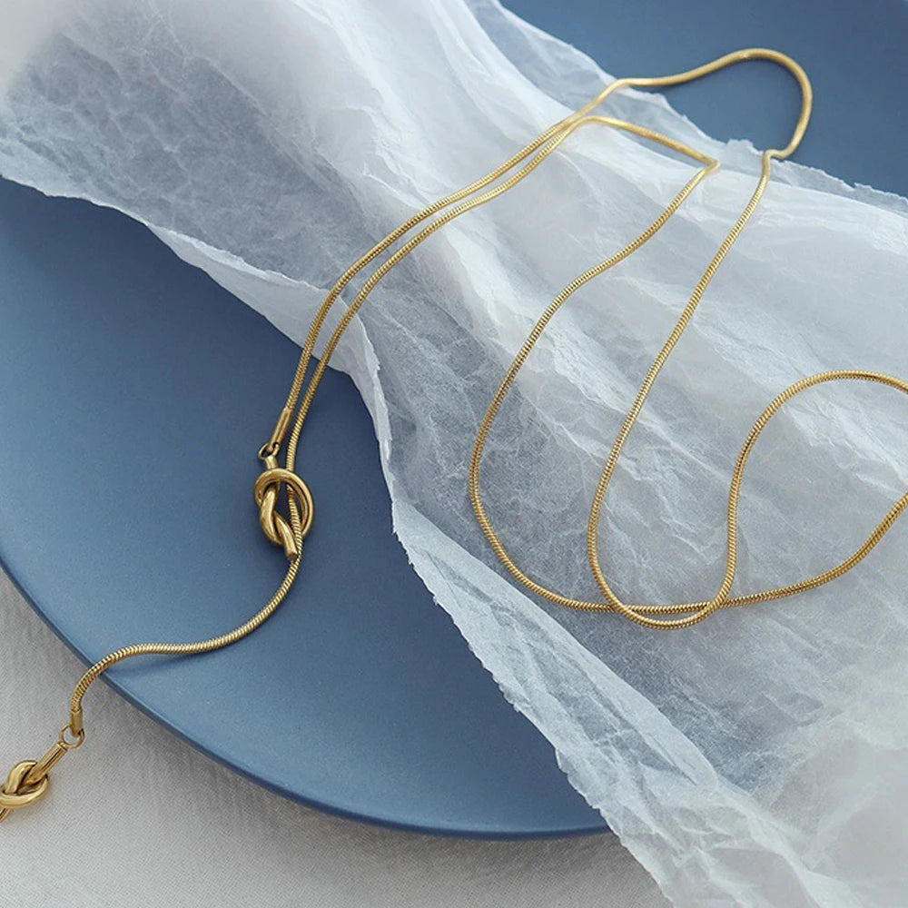 Long Y-shaped necklace with cross knot