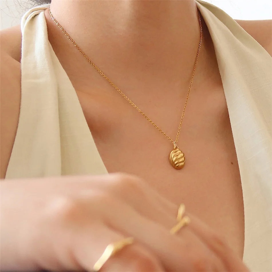 Hot Classic Pendant Necklace, Gold Color, Unisex