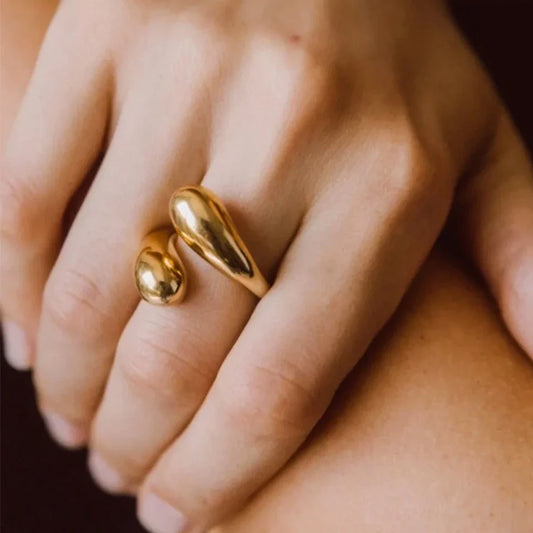 Double opening ring with shiny feather design